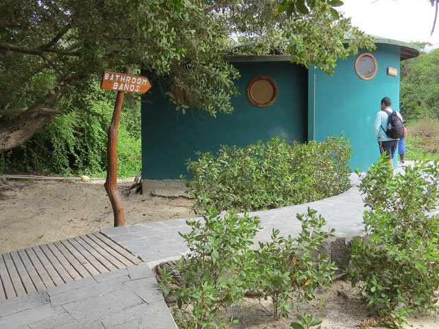 Isabela島の港にはトイレも用意してあり安心